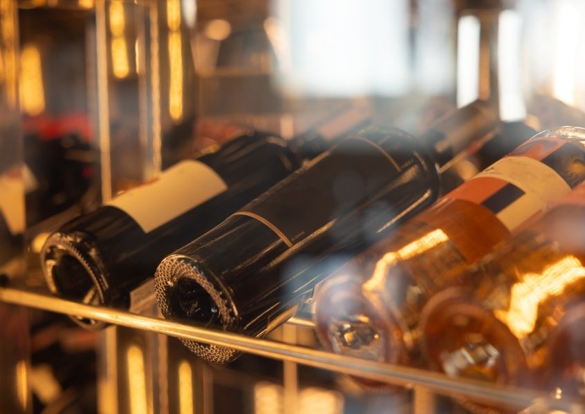 Foto con bottiglie di vino di pregio