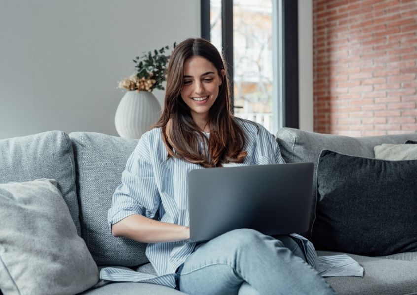 Foto di ragazza con un computer sulle gambe