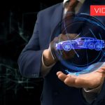 Foto con uomo che tiene prototipo di auto in mano