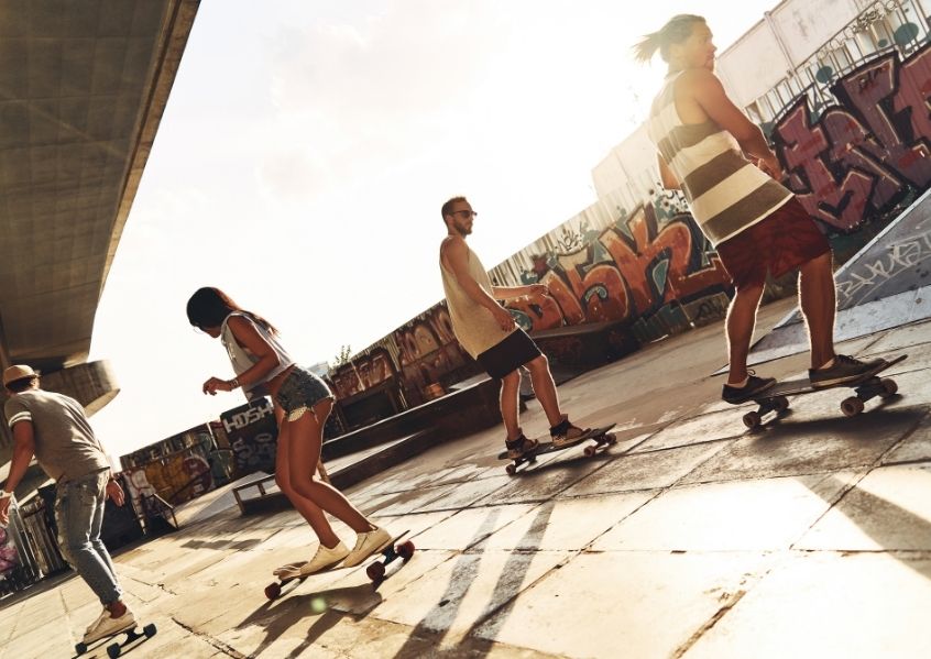 Foto di ragazzi con skateboard in strada