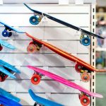 Foto di skateboard in un negozio