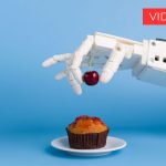 Foto di braccio robotico che prepara un muffin