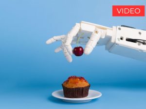 Foto di braccio robotico che prepara un muffin