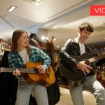 Foto di ragazzi che suonano la chitarra