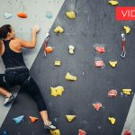 Foto di ragazza che si arrampica su parete attrezzata