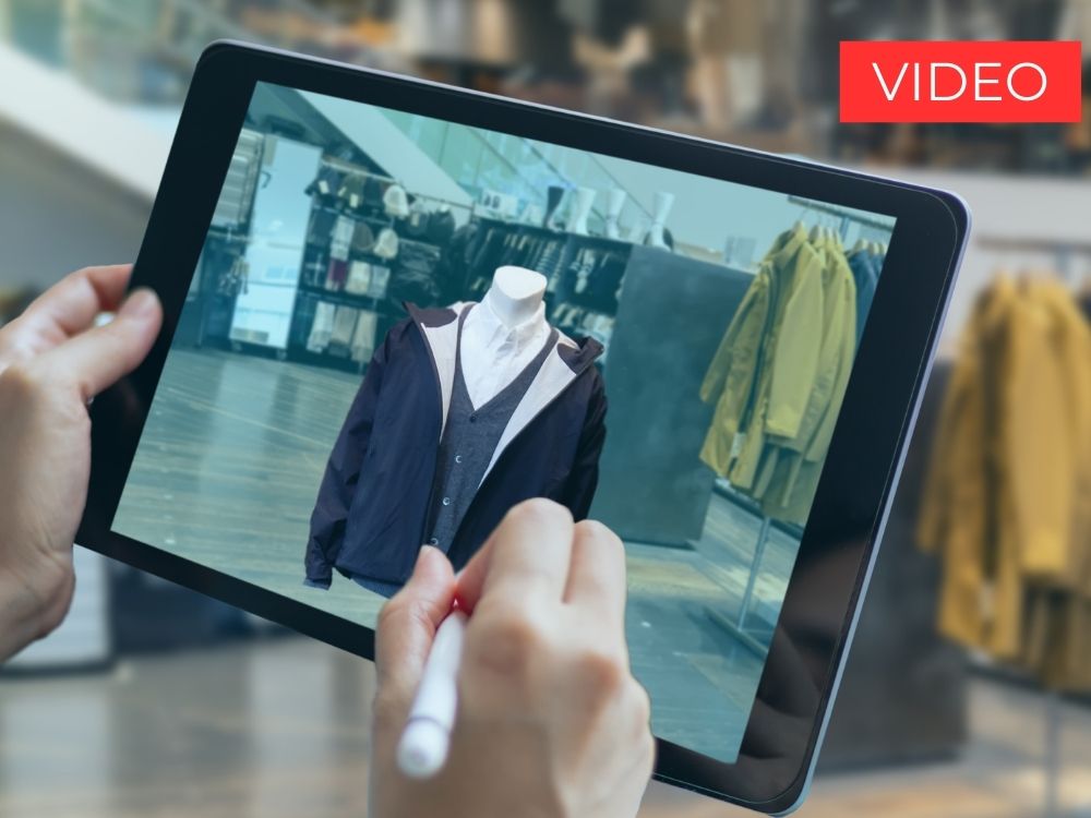 Foto di tablet tenuto in mano in un negozio di vestiti