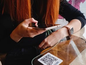 Foto di ragazza che scansiona un qr code