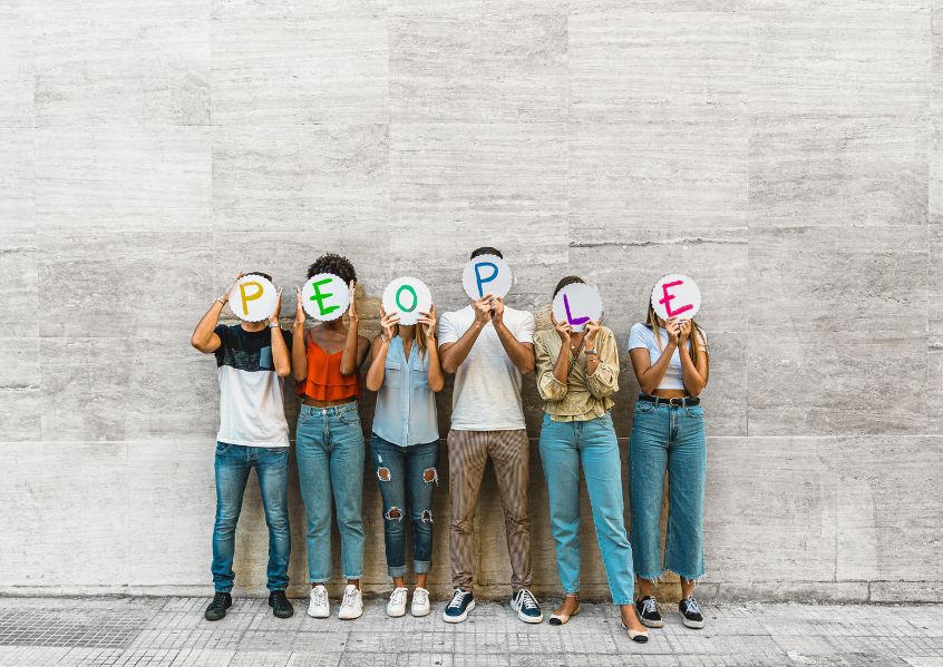 Foto di gruppo di ragazzi con palette colorate in mano