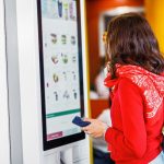 Foto di donna che ordina da un ledwall