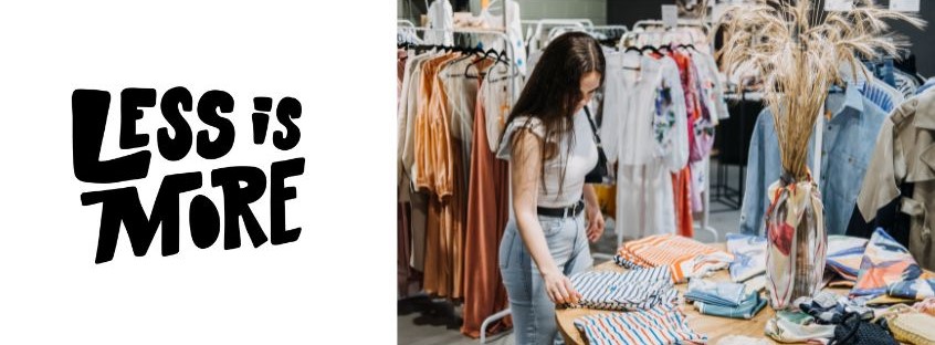 Foto con ragazza che sceglie quale vestito comprare