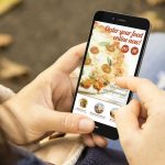 Foto di persona che ordina cibo online