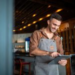 Foto di cameriere con tablet in mano